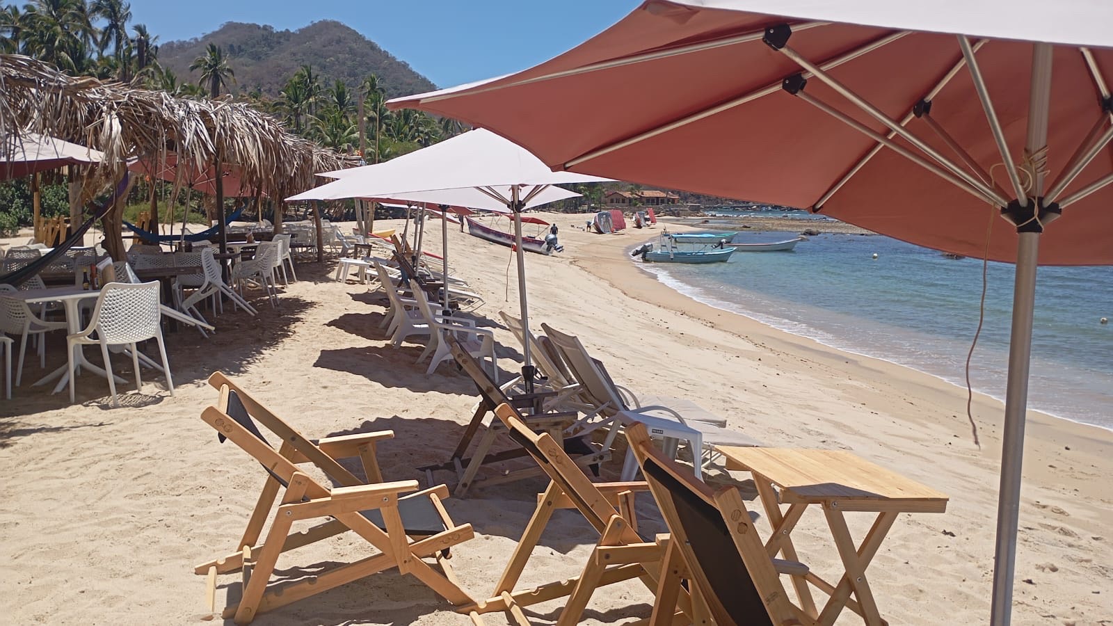 Restaurante en la playa con palapas