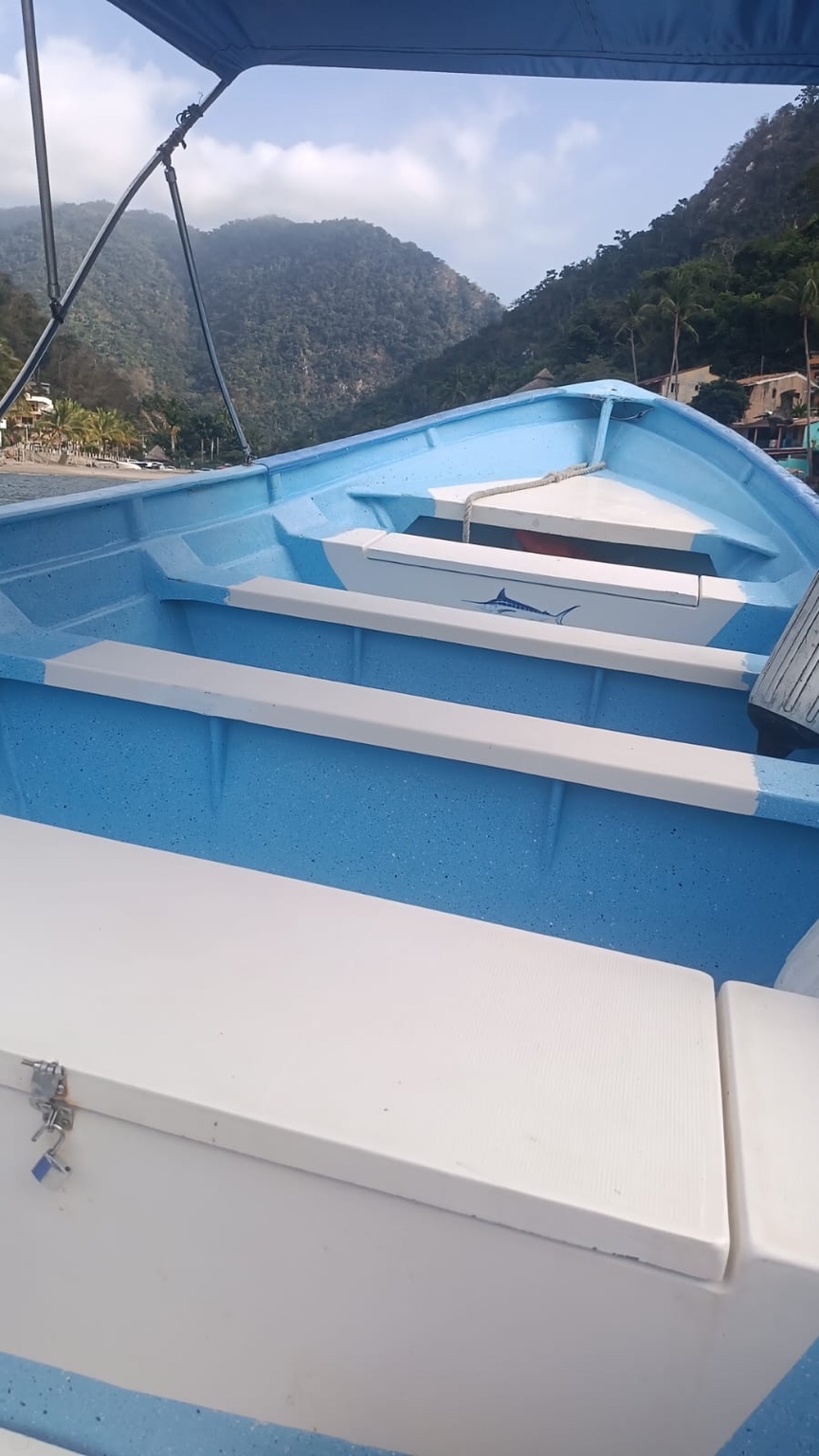 Lancha azul en Quimixto