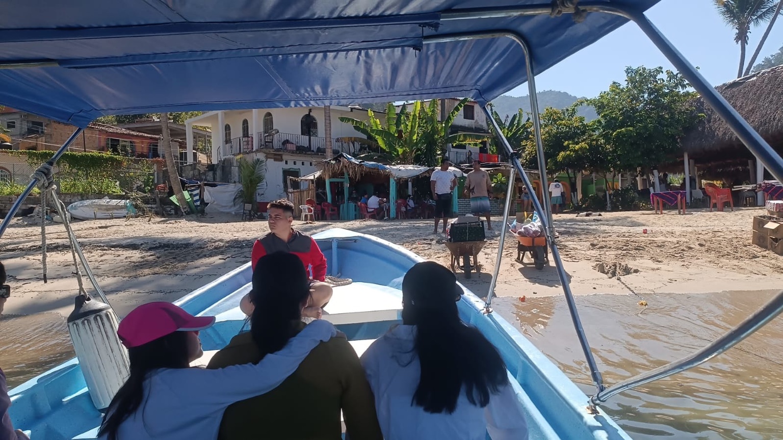 Lancha llegando a la playa