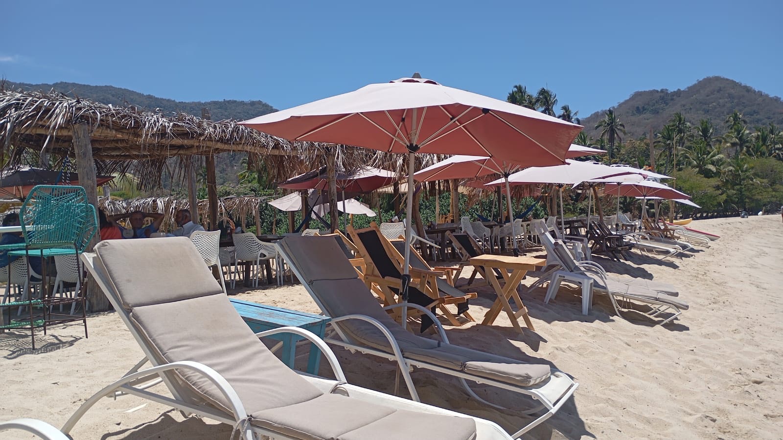 Sombrillas y sillas en la playa